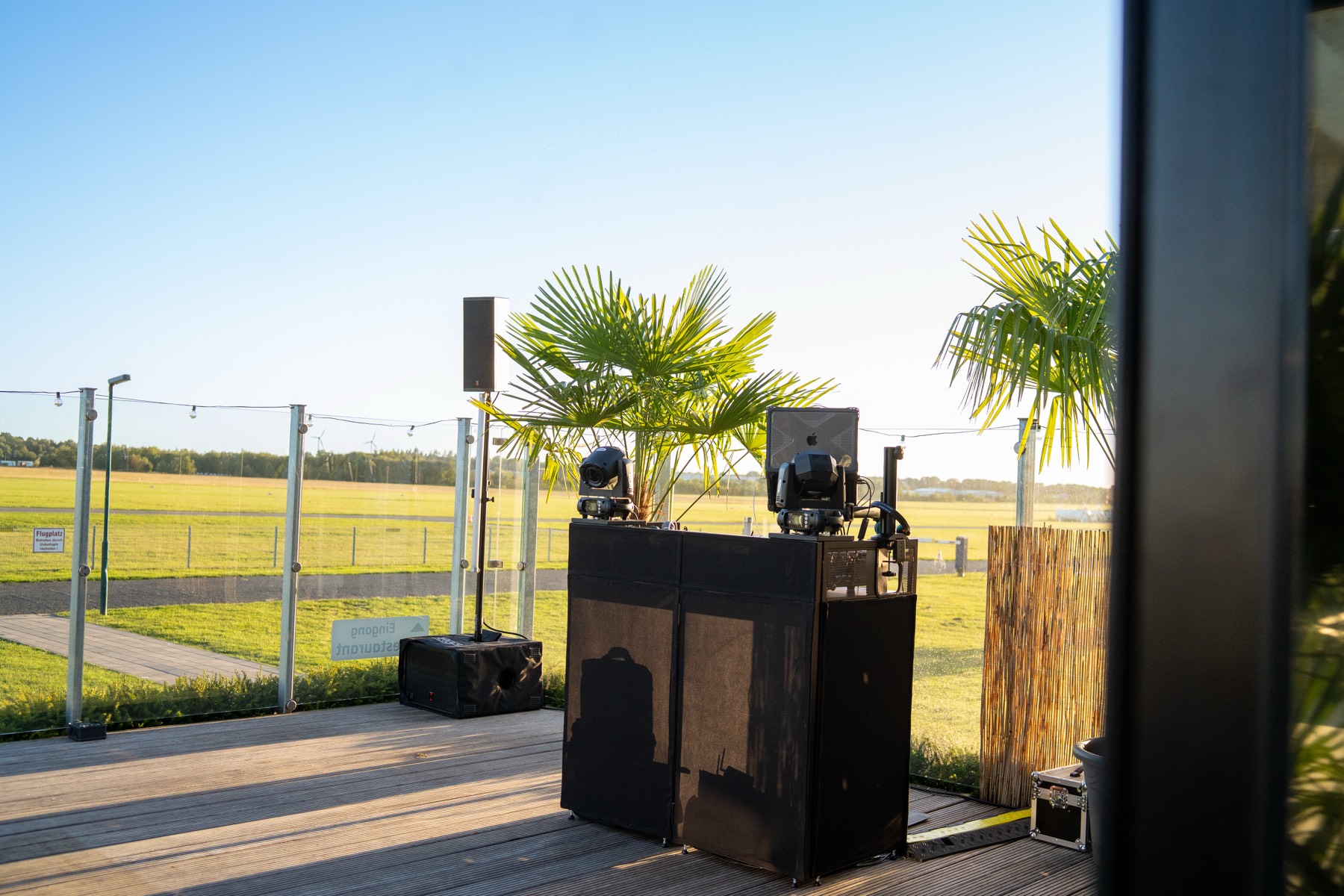 After Work Party – Freunde beim Anstoßen